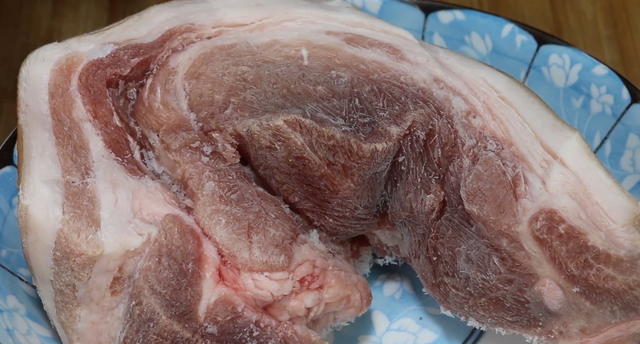 怎样快速解冻肉，冷冻肉怎样快速解冻（不管解冻什么肉）