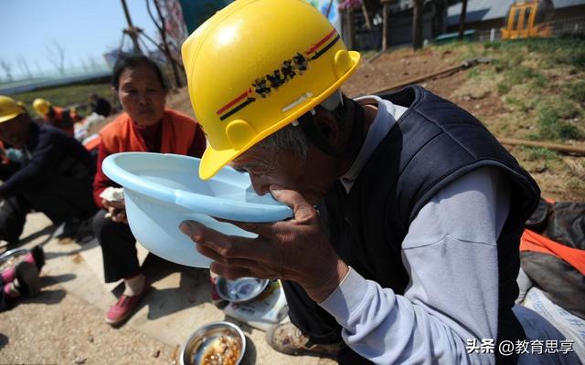 用盆吃10袋泡面，用盆吃10袋泡面男子回应月薪2万邀约（在火车上用脸盆吃10袋泡面）
