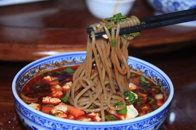 西安美食排行榜前十，西安美食排行榜前十名（陕西最具地方特色的10碗面）