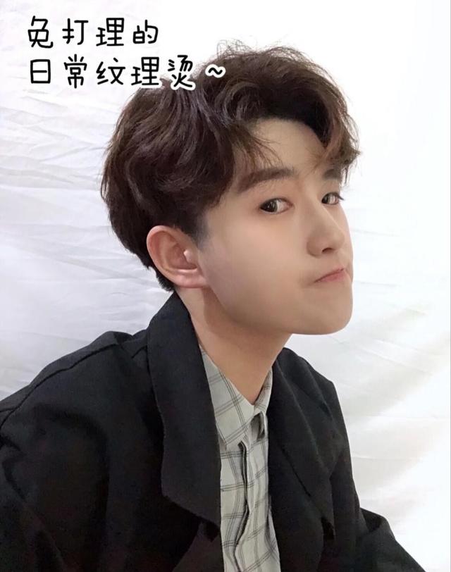 圆脸男生适合的发型，圆脸男生适合什么发型（又到了男生扎堆理发的季节）