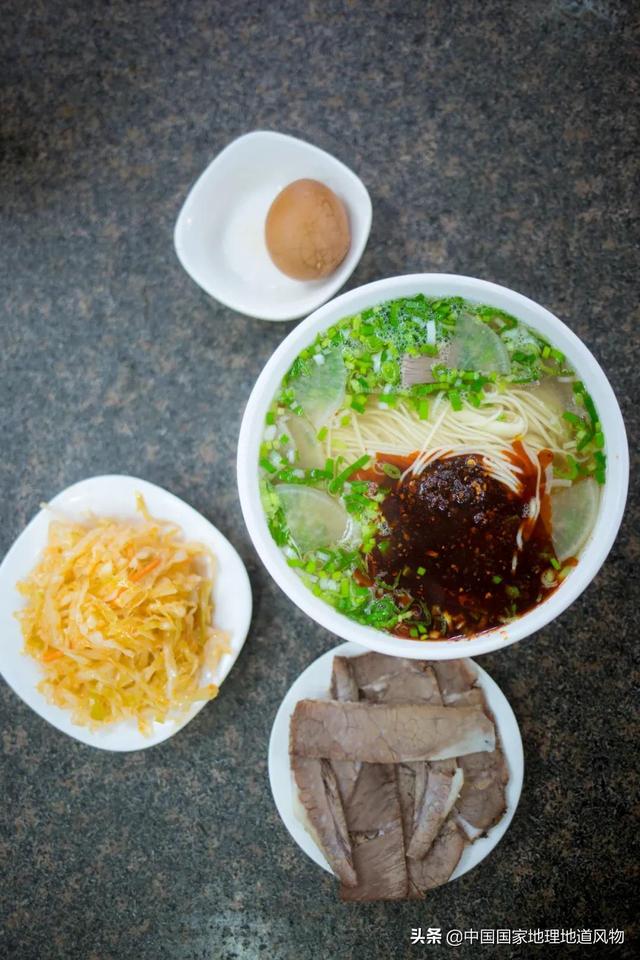 担担面的来历，担担面的来历25个字（臊面、呱呱、糊锅、牛肉面...甘肃人的早餐到底多瓷实）