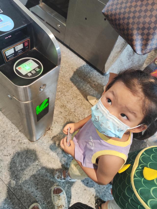 第一次坐高铁步骤有哪些，第一次坐高铁需要什么（高铁商务座初体验）