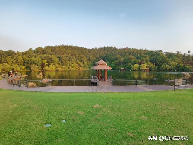 十一假期出游可畅玩银杏湖乐园，湖光山色风景迷人