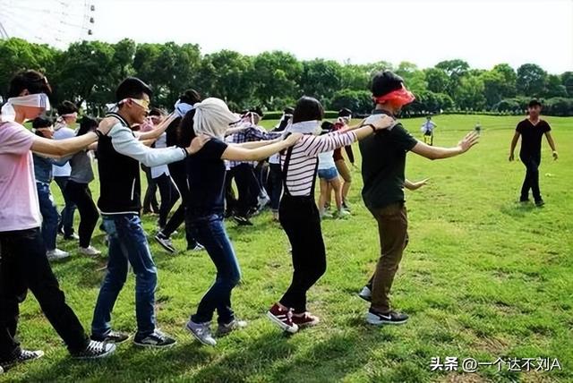 适合在室内玩的团体游戏，适合团体玩的游戏室外（团队户外拓展流程和小游戏）