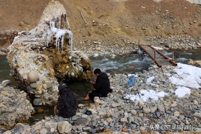 泡温泉没带泳衣怎么办，泡温泉要穿泳衣吗（西藏公路边发现一处野温泉）