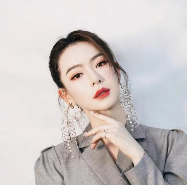 珍珠耳环的演员，珍珠耳环的演员列表（杨幂的烟头耳饰最为古怪）