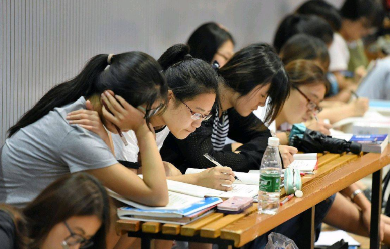 给母校的毕业赠言短句，给母校的毕业赠言有哪些（二三本学生毕业后可以选择哪些道路）