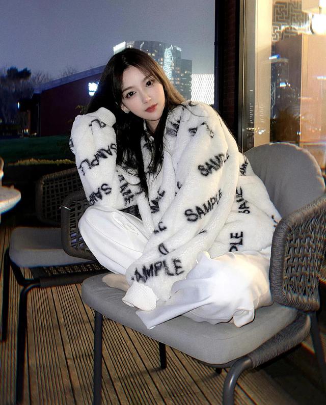 那些振奋人心的英雄联盟解说，英雄联盟赛事美女解说冯雨