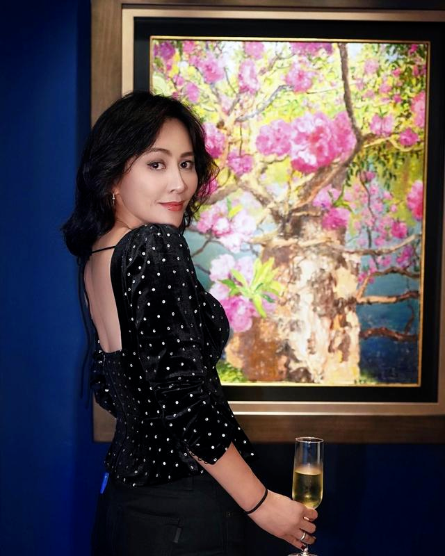 刘嘉玲身价多少亿，刘嘉玲个人简历（同进同出情胜母子）