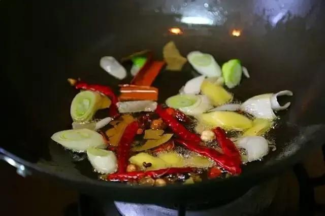 铁锅鸡的做法，地锅鸡的制作方法（炖着吃还是煲汤都很鲜美）