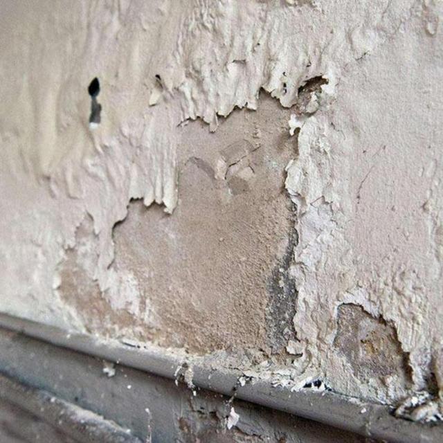 墙面潮湿起皮脱落怎么处理，屋里墙面潮湿起皮脱落怎么处理（找出原因根据这4个方法对症下药）
