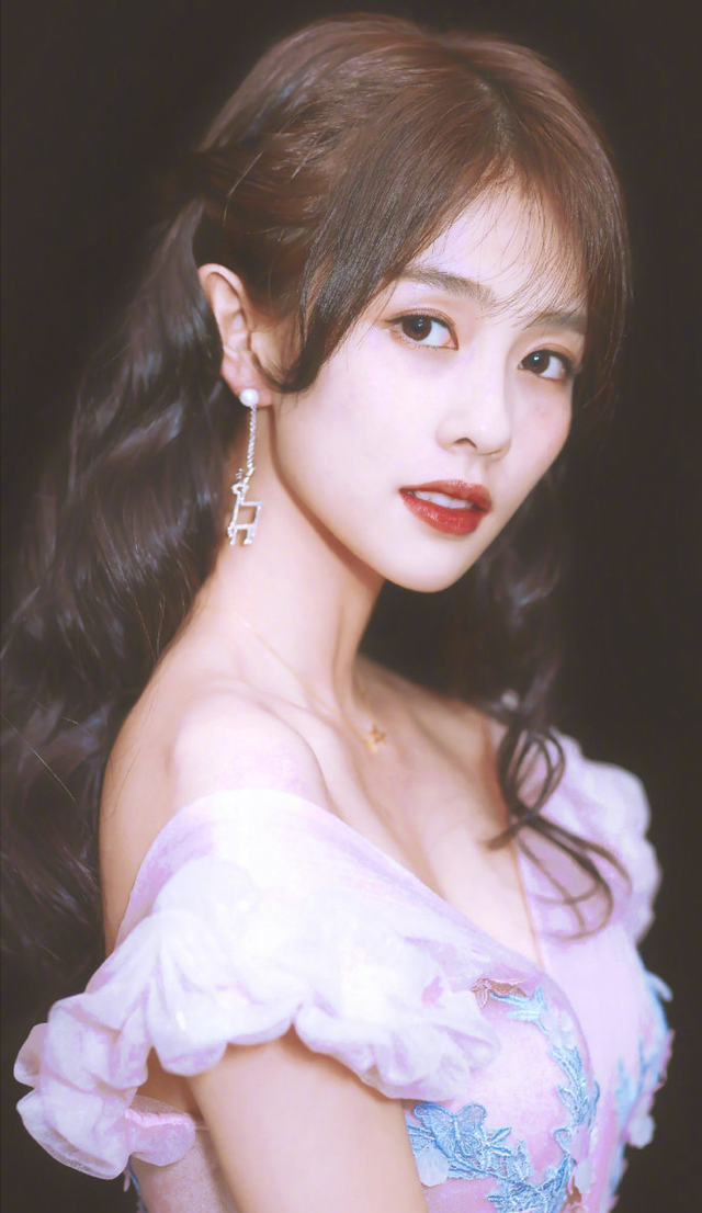 白鹿毕业于哪个大学，白梦妍为什么叫白鹿（白鹿：从网红模特到人气演员）