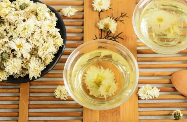 菊花有哪几种颜色，菊花的颜色（菊花的颜色是深还是浅）