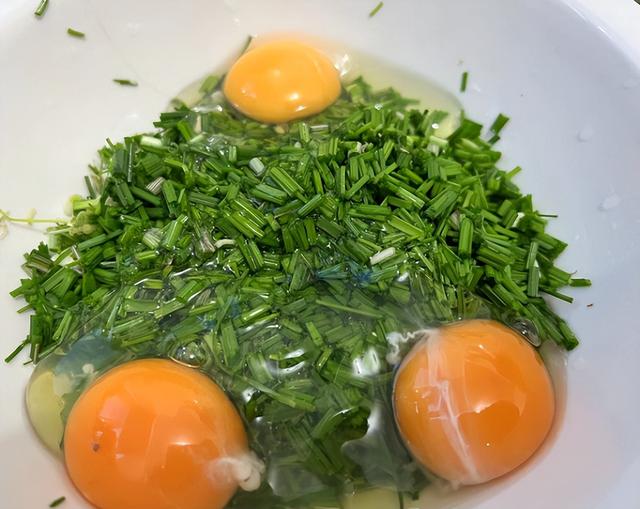 野蒜怎么做好吃，野蒜怎么腌制好吃（在公园找到的野蒜）