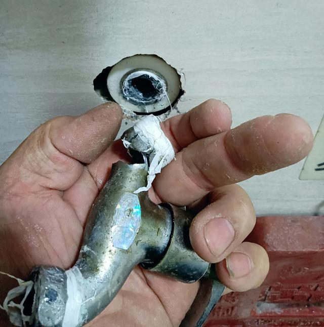水龙头接口处漏水怎么办，水龙头接头边渗水怎么办（水龙头丝口断在丝口内怎么取）