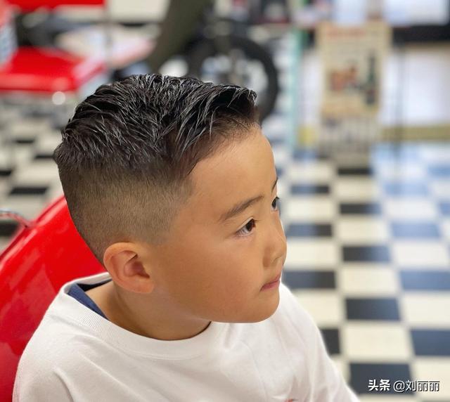 幼儿发型绑扎方法，幼儿发型绑扎方法图解（爆款发型送给你，想不帅都难）