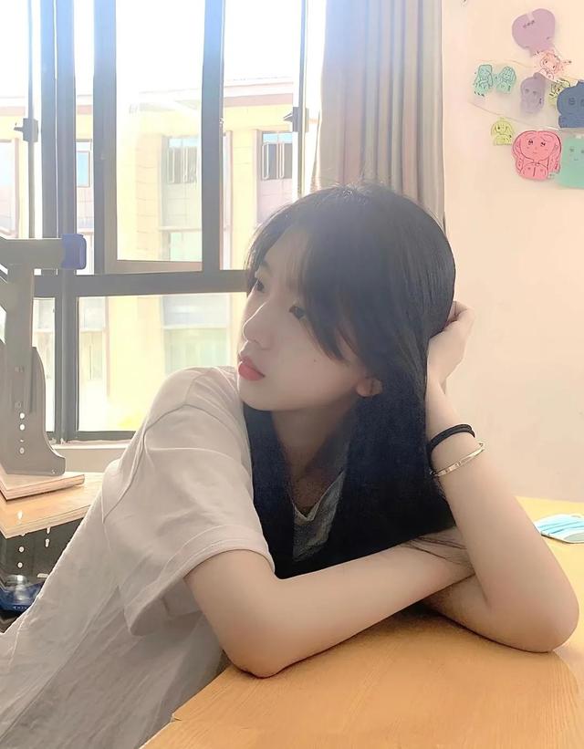 学生头像女生穿校服的微信，学生头像女生穿校服的（清爽干净学生女头像）