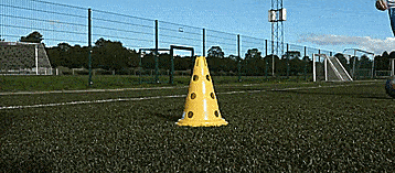 足球防守员的注意事项，足球前锋注意事项（用这四招助你在场上摆脱压力永不丢球）