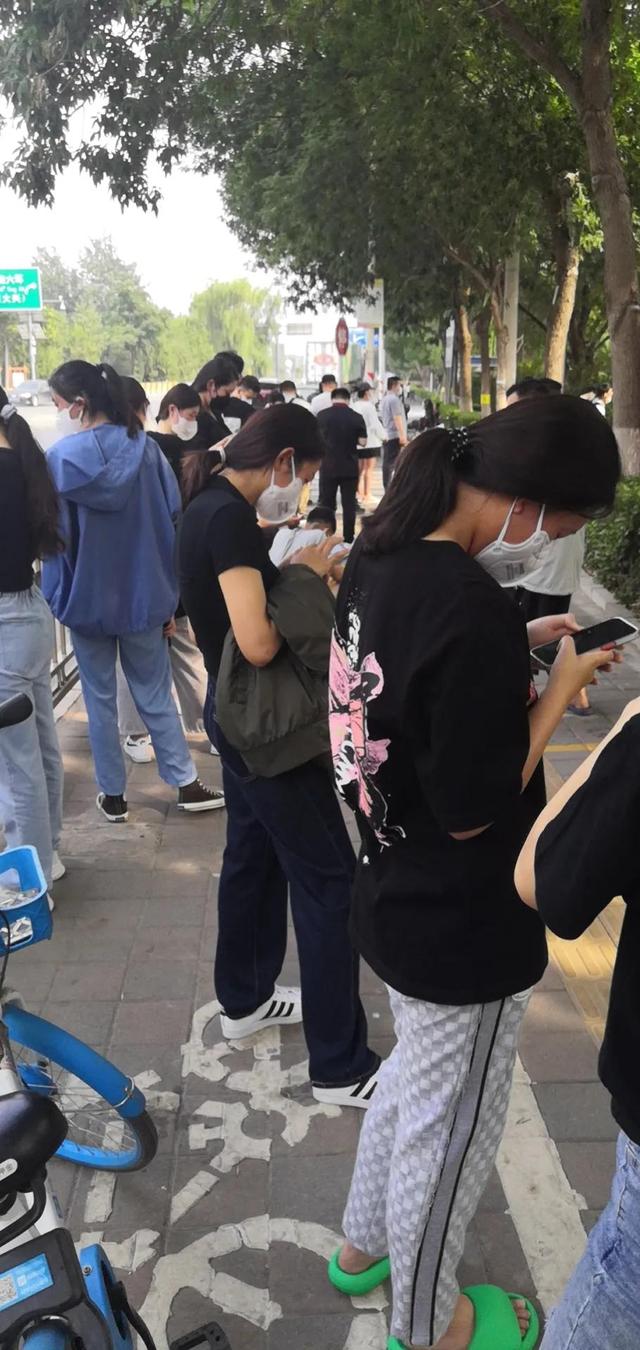 银行卡身份证过期了怎么更新，银行卡的身份证过期了怎么更新（看看各银行如何更新身份证有效期）