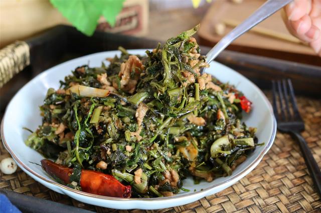 焯水香椿放冰箱一年还能吃吗，香椿冷冻一年可以吃吗（冰箱里放了大半年的香椿）