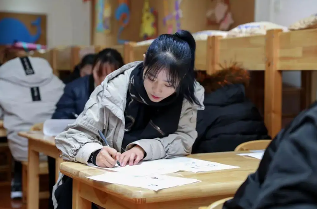 教资面试是同组淘汰吗，教资面试每一组都会淘汰人吗（教资面试考官做这些举动）