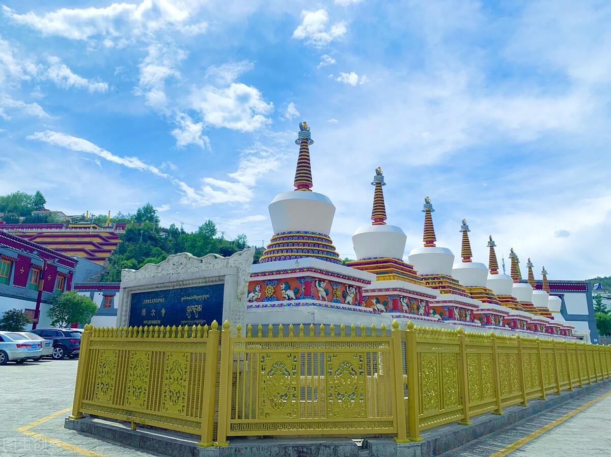 位于青海省西宁市湟中区金塔路56号,青海的神圣在塔尔寺可以遇见,这里