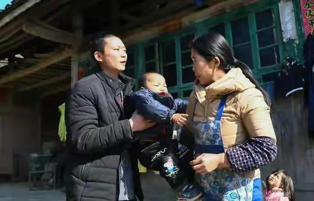 猪生八个小孩图片，母猪生一胎至少8头猪仔（卖8头肥猪勉强可以养活8个孩子）