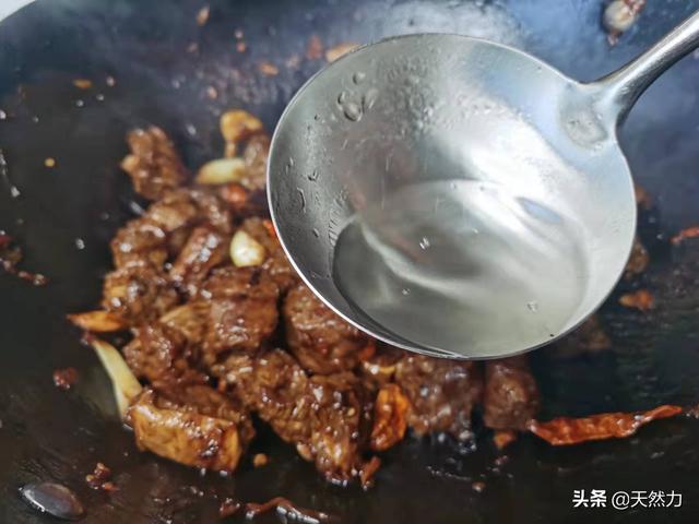 牛肉炖土豆怎么炖好吃又烂，牛肉炖土豆怎么炖好吃又烂干炸里脊（牛腩炖土豆的酒店做法）