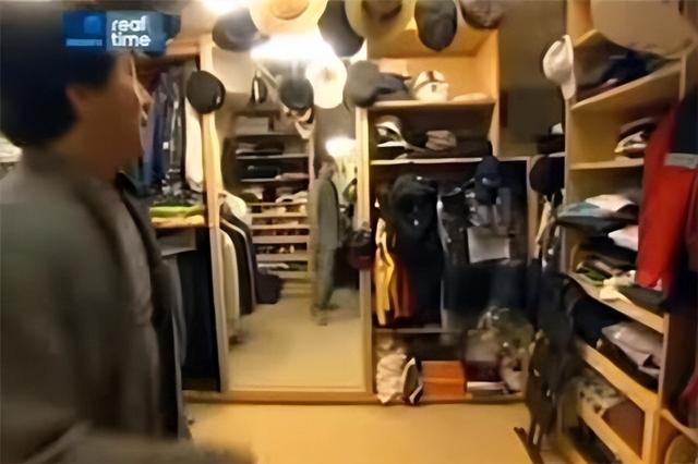 藏品堆满8个仓库，戴2000万名表，豪宅遍布全球，成龙身家太惊人
