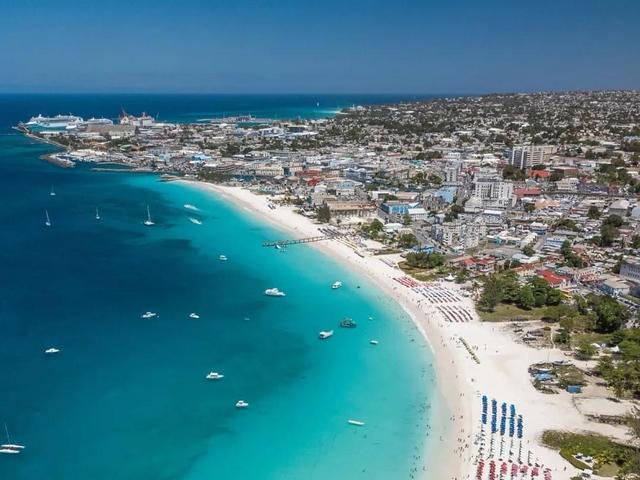 东部,西接海地,南临加勒比海,北濒大西洋,东隔莫纳海峡同波多黎各相望