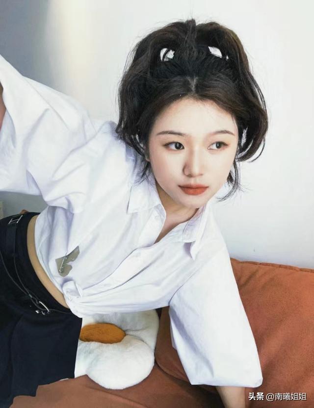 长发怎么扎好看，长直发怎么扎发型好看（今年流行这3种“高颅顶扎发”）