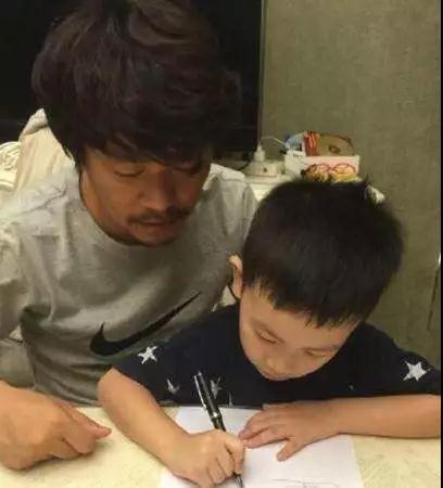 王宝强的民族，王宝强那的人（王宝强近照儒雅像极美国留学生）