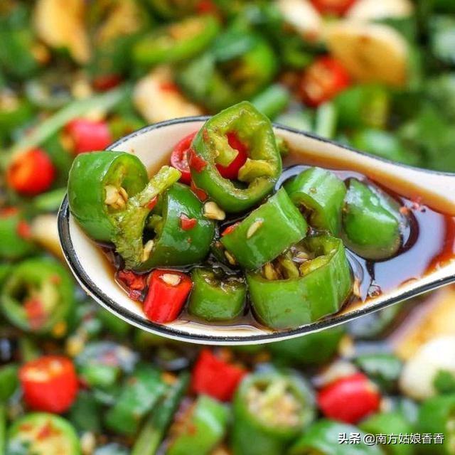 泡辣椒的腌制方法，醋泡辣椒的做法（分享两款腌辣椒酱）