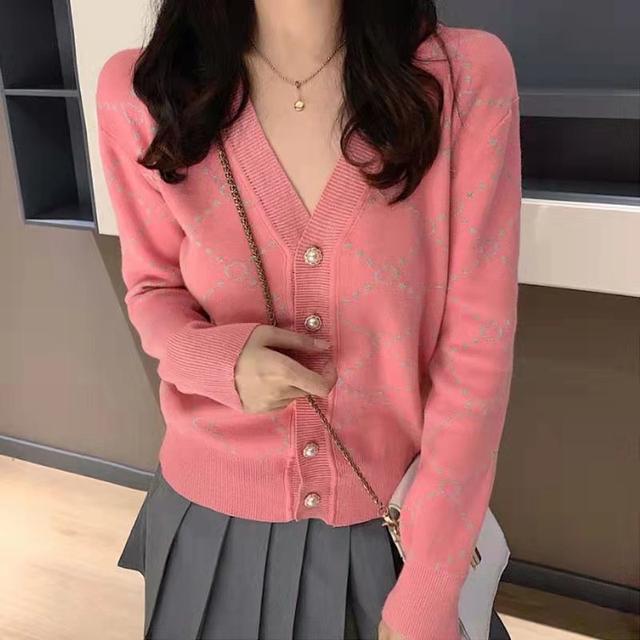 开衫毛衣怎么搭配，开衫毛衣怎么搭配裤子（开衫也能穿出少女感）