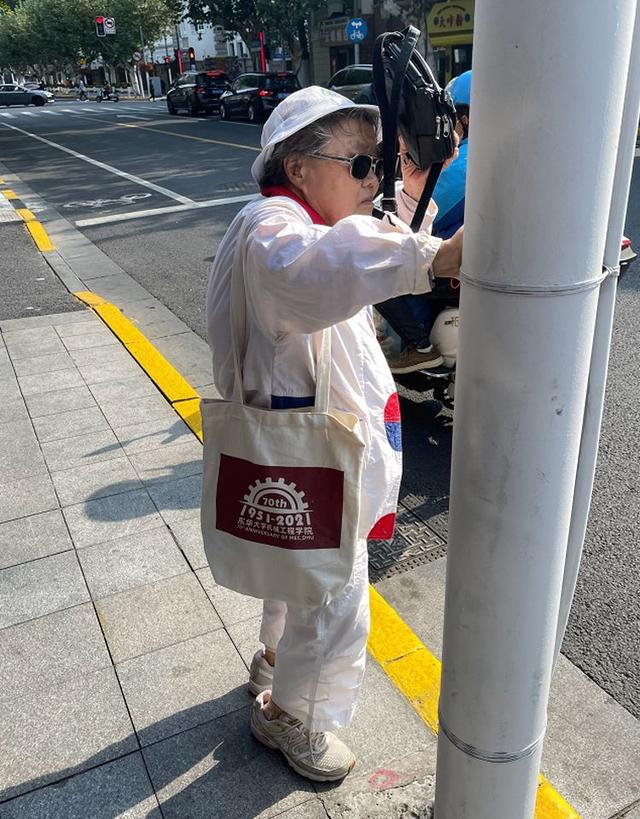 裙裤怎么搭配上衣，花裙裤怎么搭配上衣（这3种裤子时尚又百搭）