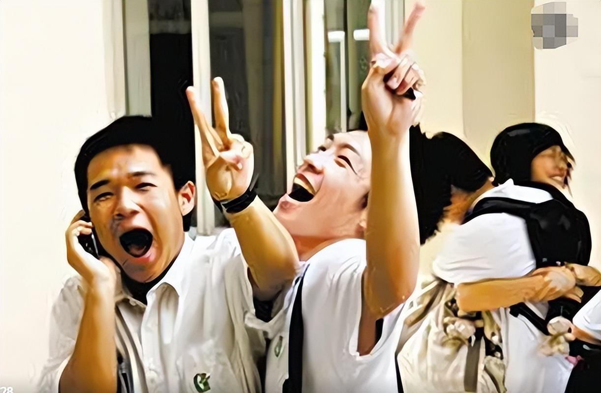 在同一所学校上学（小学班级4个）