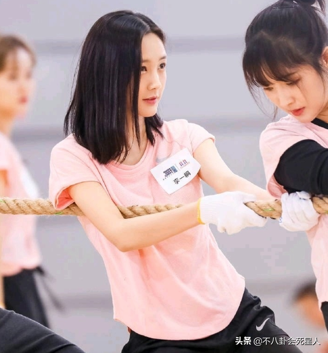 矮个女星谎报身高，穿高跷、垫木板、踩箱子，一拍戏就原形毕露