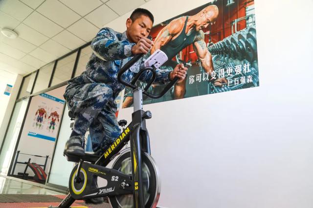 部队健身房图片,部队健身房(欢迎走进空降兵健身房)