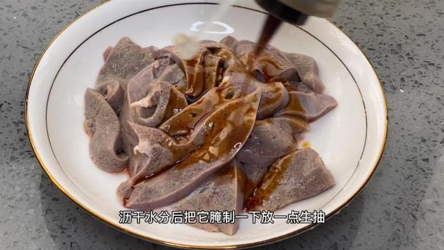 女人吃猪肝有什么好处，猪肝一周吃几次补血（多吃“4红3黑2绿”）