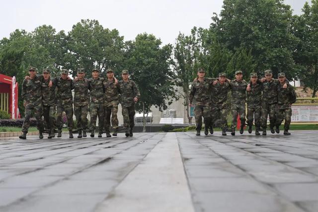 送新兵祝福语简短，家人送新兵祝福语简短（这份临别赠礼有点“硬”）