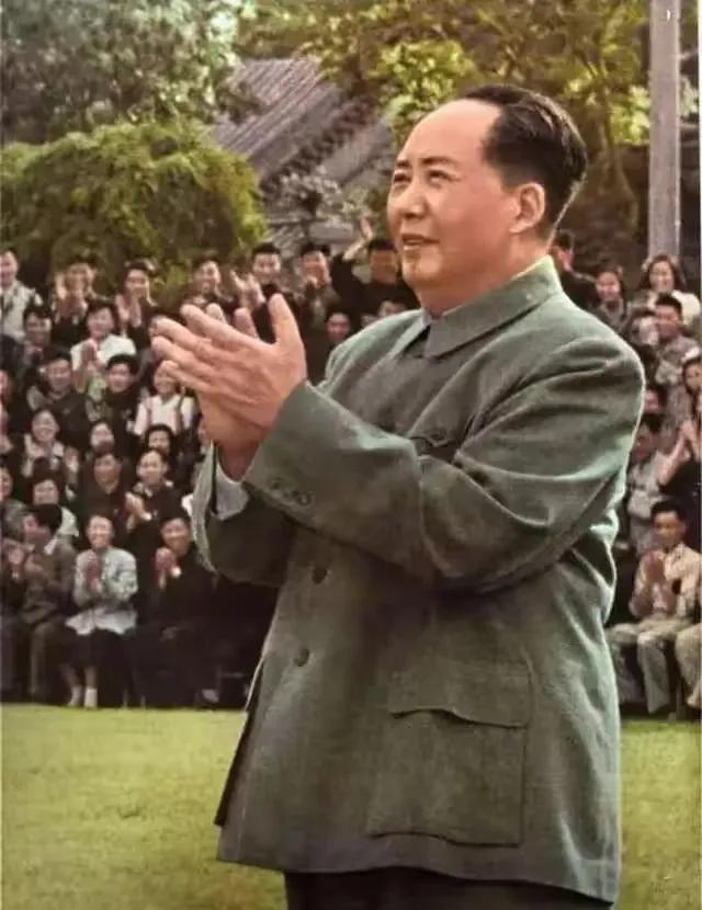 在生产力和生产关系这对矛盾中， A.生产力的性质决定生产关系的性质B.生产力的变化落后（《矛盾论》精解第四十六章）