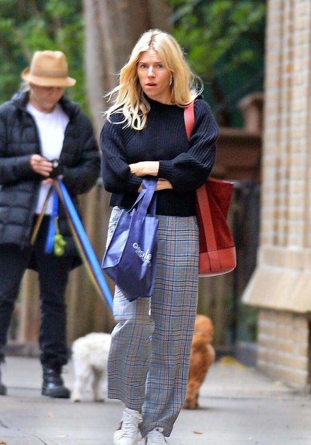 穿什么裤子最显年轻，穿什么裤子最显年轻德云社（今年流行这“4款”裤子）