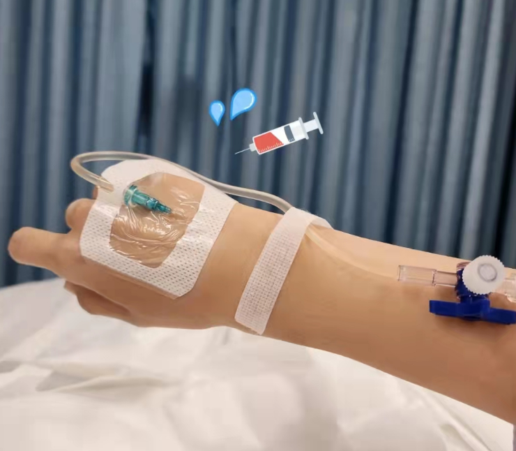 突然在个人社媒上更新了个人动态,动态中的鲍蕾,躺在医院的病床上