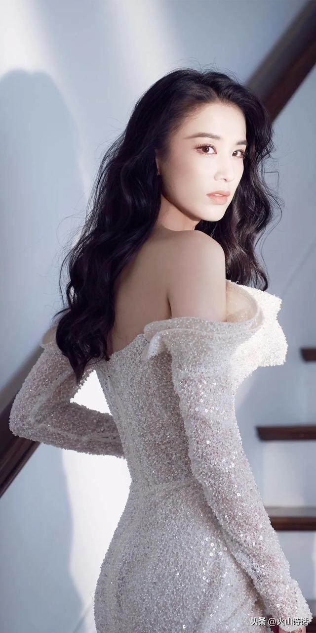 黄圣依拍过的电影，黄圣依有拍哪些电视剧（黄圣依：婚变风波后首露面）