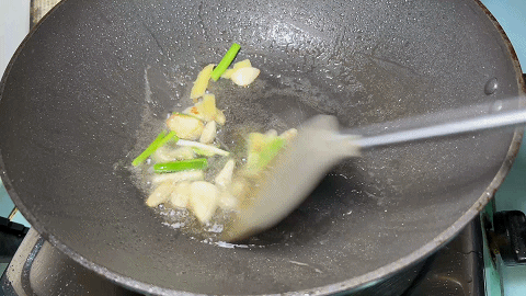 家常烩饼的做法，烩饼家常简单做法（饼块咸香入味不软烂）