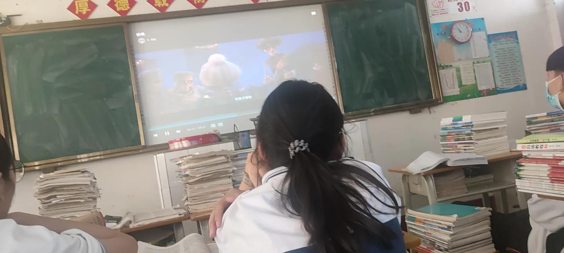 考上了大学，但学费很贵，给家里经济造成了很大的负担，我应不应该选择退学，去打工？