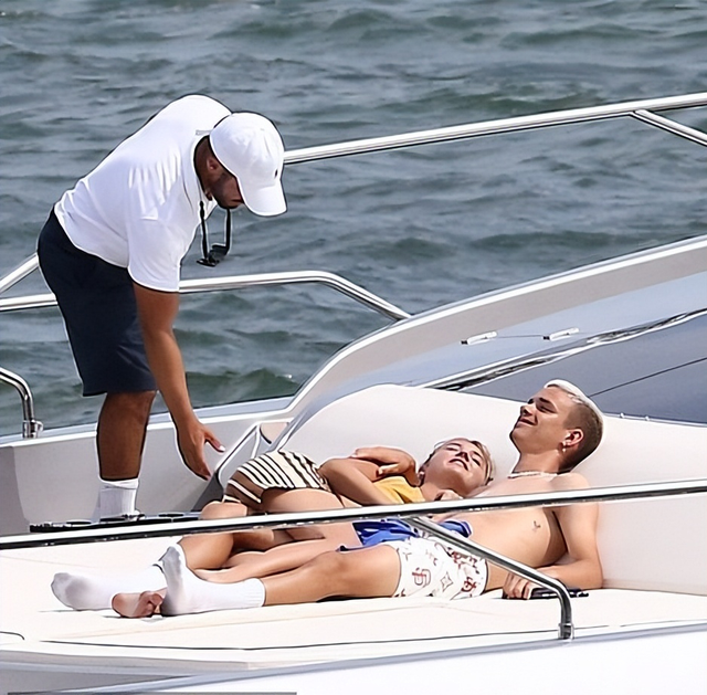 沙滩裤配什么上衣，沙滩裤怎么选（和女友躺游艇甲板上腻歪）