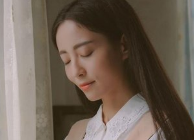 一个男生喜欢一个女生的表现，男生暗恋或喜欢一个女生的表现（男人深爱一个人）