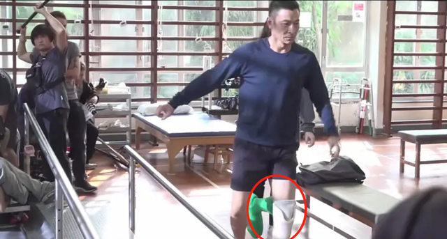 刘德华今年几岁了，刘德华多大年龄（61岁刘德华拍摄间隙仍不忘健身）