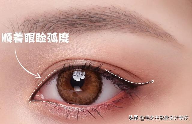 眼影怎么搭配颜色，眼影与衣服颜色搭配要注意什么（为什么你的眼妆没别人好看）